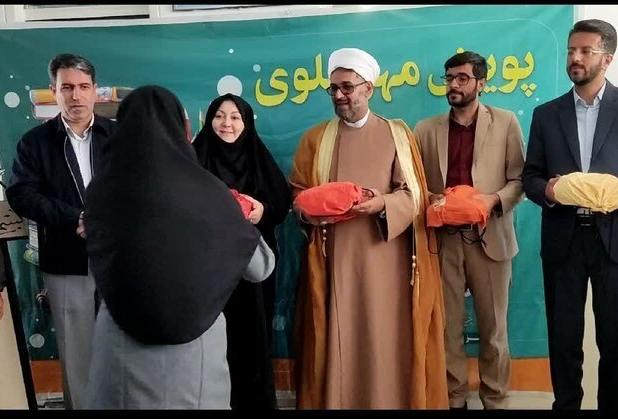 ۱۳۰۰ بسته لوازم‌التحریر بین دانش‌آموزان روستایی دهگلان توزیع شد