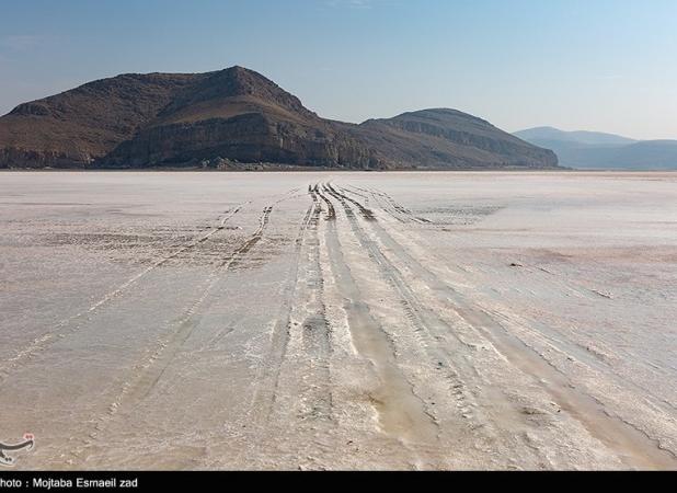خشکی ۱۰۰درصدی دریاچه ارومیه تا آخر تابستان/ بهبود شرایط شاید در زمستان