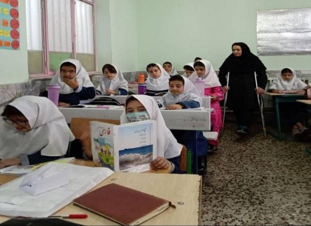 معلم فداکار شیروانی با پای شکسته هم پای درس ایستاد