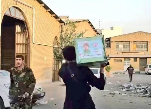 تابوتی که برای حمل آن یک نفر کافی بود