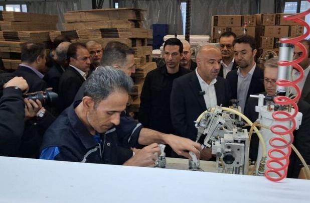 وزیر تعاون از واحد تولیدی لامپ‌های کم‌مصرف در البرز بازدید کرد