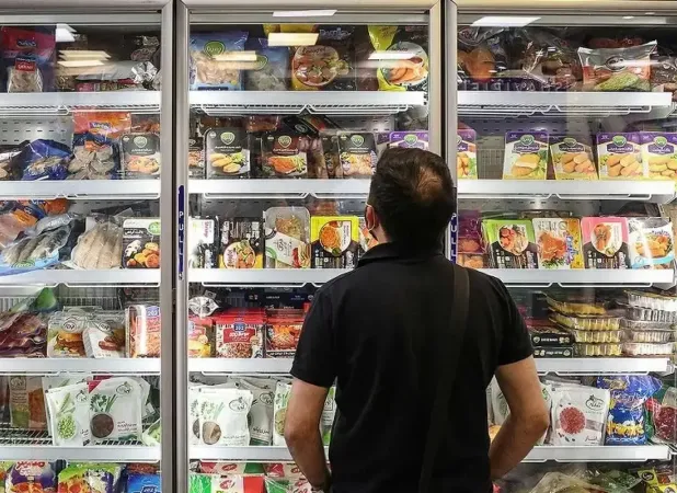 پزشکیان در جلد روحانی و رئیسی فرو رفت!