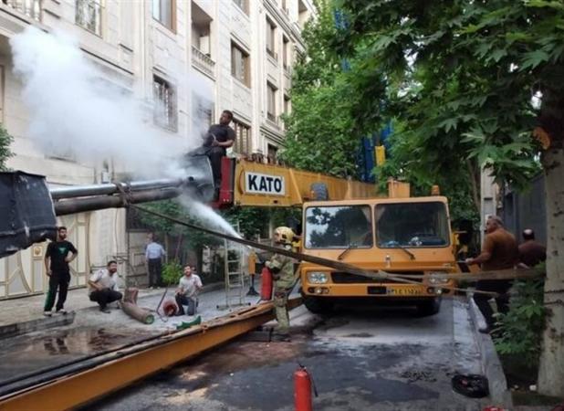 واژگونی جرثقیل ۶۰ تنی در غرب تهران روی دیوار ساختمان