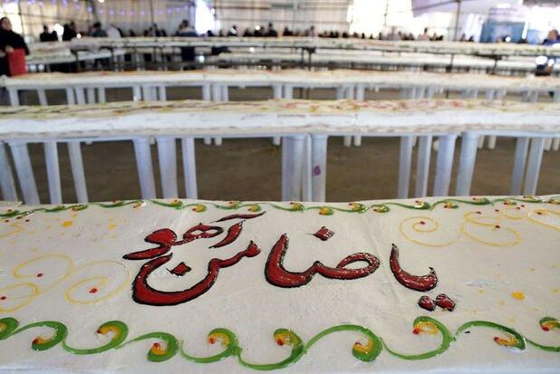 تصاویری از تهیه کیک ولادت امام رضا (ع)