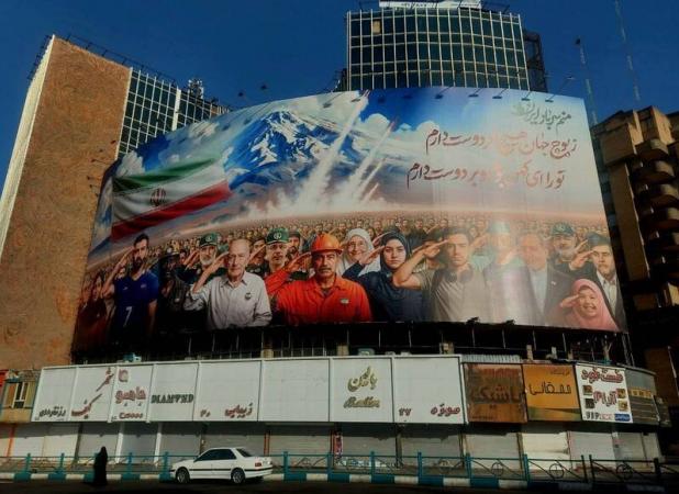 "منم سرباز ایران" به دیوارنگاره میدان ولیعصر رسید
