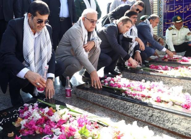 ادای احترام وزیر ورزش و جوانان به شهدای جزیره بوموسی