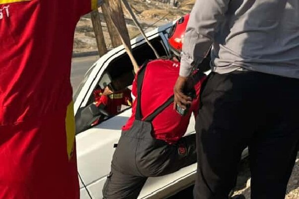 اقدام به‌موقع آتش‌نشانان برای جلوگیری از سقوط خودرو در بندرعباس