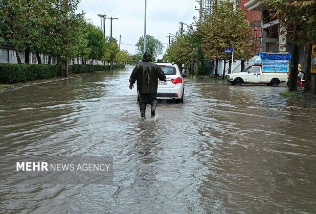 بارش شدید باران در سواحل و جلگه‌های گیلان؛ آبگرفتگی منازل در آستارا