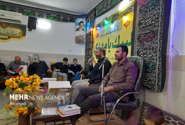 بسیجی نمونه ای که از کودک ۴ساله تا سالمند ۷۰ساله را پای درس قرآن نشاند