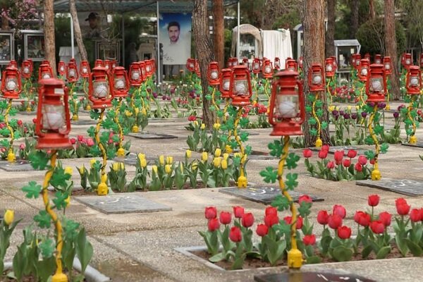 گلباران مزار شهدا در کرج همزمان با هفته دفاع مقدس