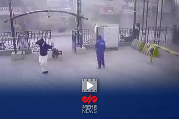 لحظه وقوع انفجار انتحاری در داخل نیروهای امنیتی در پیشاور پاکستان