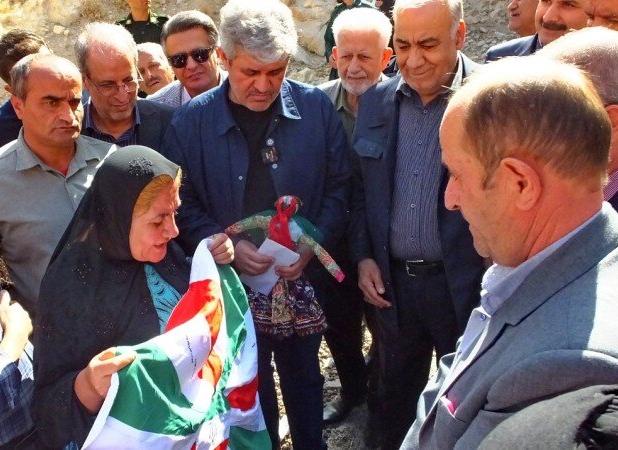 اهداء دست بافته‌های گچسارانی به رهبر انقلاب و رئیس‌جمهور