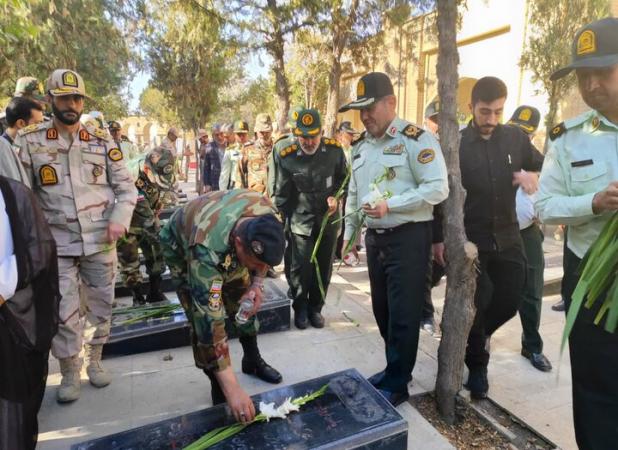 عطر افشانی مزار شهدا در سنندج به مناسبت هفته انتظامی برگزار شد