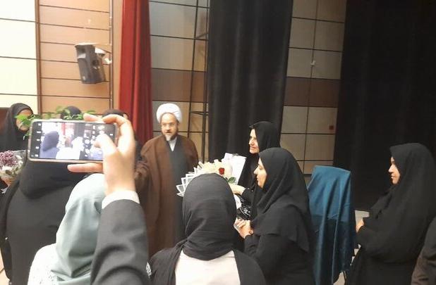 رونمایی از ۴ کتاب تالیف بانوان در شهرستان خلیل آباد