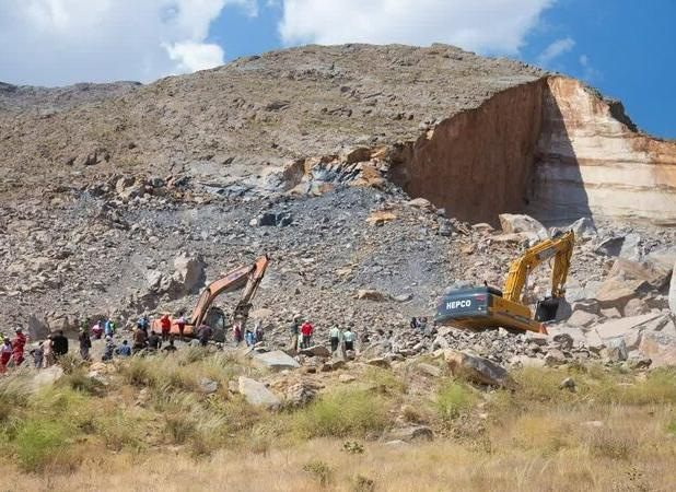 ۸۰ هزار تن سنگ میان خانواده و آخرین وداع؛ معدن شازند در انتظار ایمنی
