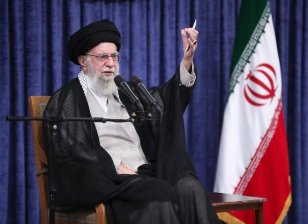 ملت با جهت‌گیری‌های گوناگون سیاسی و وزن متفاوت مذهبی پای ایران ایستاد