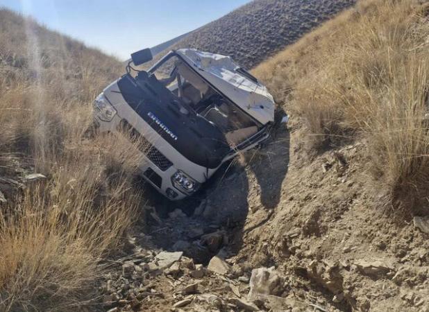 ۱۹ مصدوم حادثه مینی‌بوس در گلبهار تحت مراقبت‌های پزشکی هستند