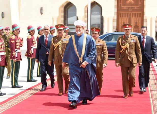 پادشاه عمان در رأس هیاتی بلندپایه وارد تهران شد