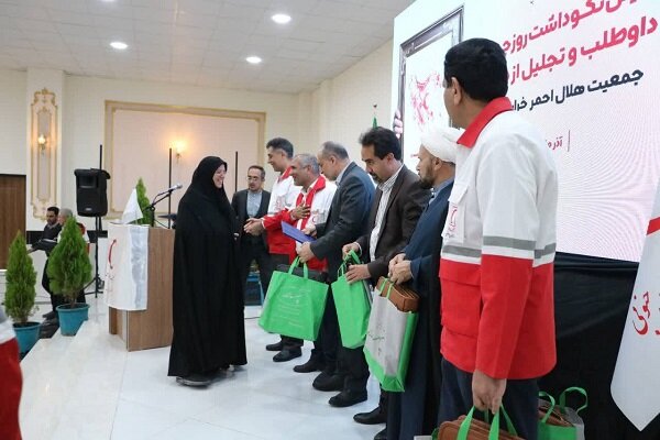 ۲۵۰ داوطلب جمعیت هلال احمر خراسان جنوبی تقدیر شدند
