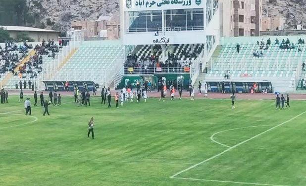نیمه تمام ماندن بازی خیبر و داماش به دلیل حمله به داور