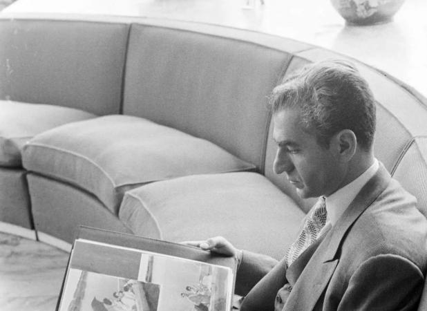 محمدرضا پهلوی پس از جدایی از ثریا، مشغول ورق زدن آلبوم عکسشان