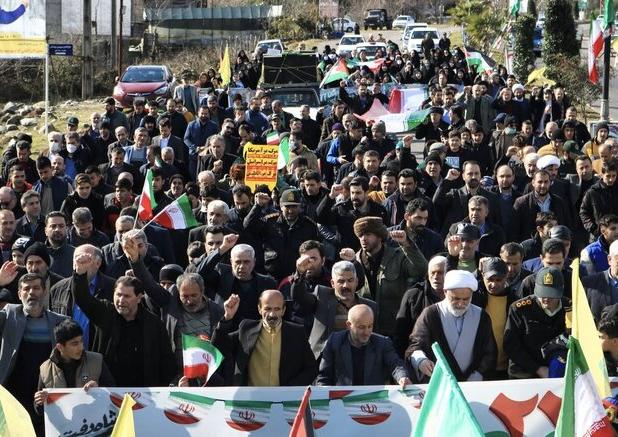 حضور پرشور مردم ماکلوان در جشن انقلاب+فیلم