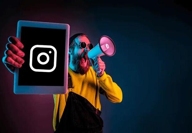 میدان را برای رسانه‌های ماهواره‌ای باز می‌کند