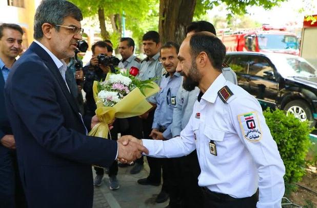 تقدیر استاندار یزد از آتش‌نشانان یزدی عملیات اطفای حریق بندرشهید رجایی