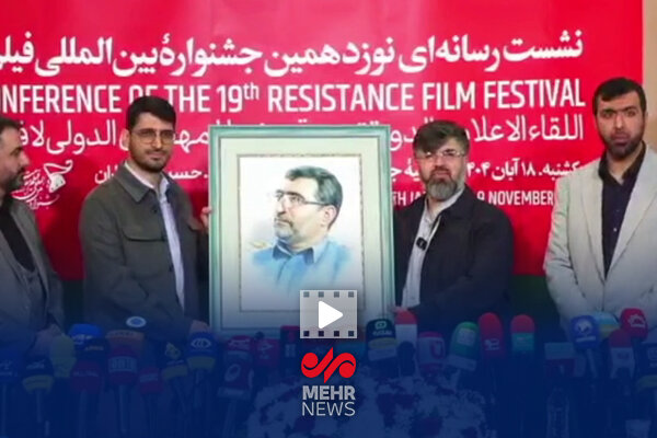 بوسه فرزند شهید محمود باقری بر تابلوی نقاشی پدرش