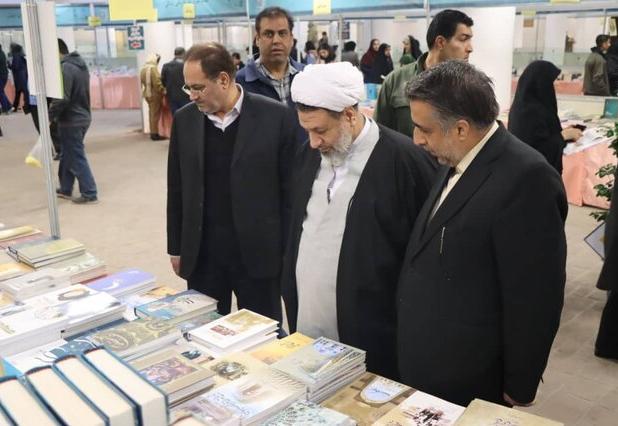 نماینده ولی‌فقیه در استان از نمایشگاه کتاب کرمان بازدید کرد