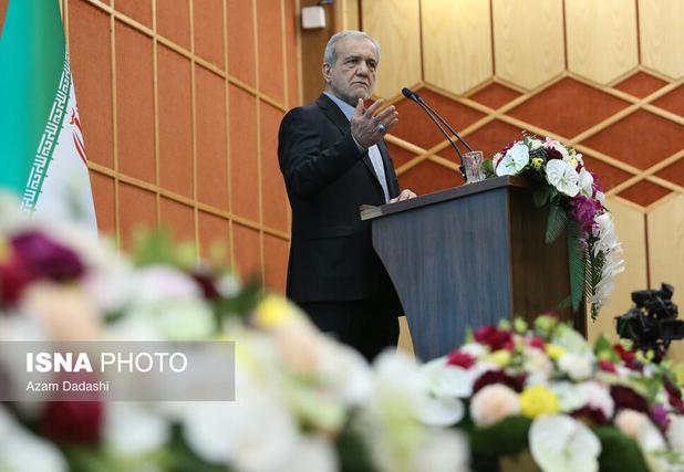 پزشکیان: انتقال آب دریا به صنایع اصفهان فشار بر منابع محلی را کم می‌کند