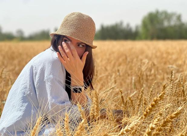 عکس بازیگر خوش‌چهره گردن زنی در لوکیشنی رویایی