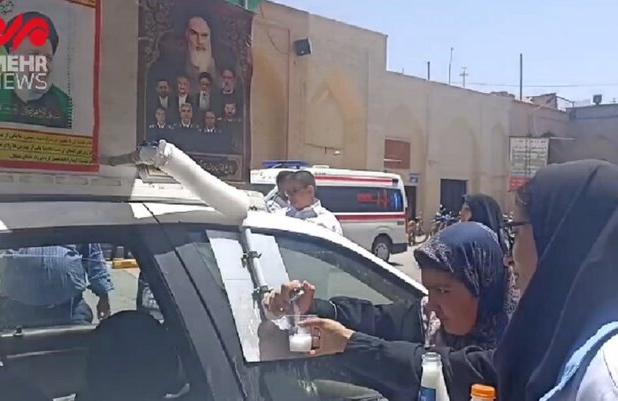 اقدام جالب زوج یزدی در توزیع دوغ خنک به یاد شهید جمهور در نماز جمعه