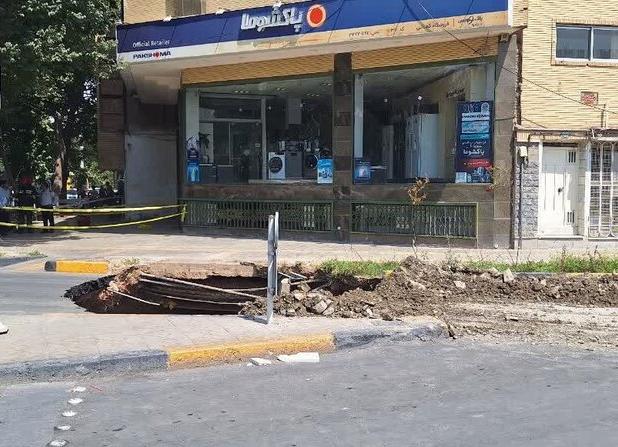 ایجاد حفره ۱۵متری درخیابان هشت‌بهشت غربی اصفهان