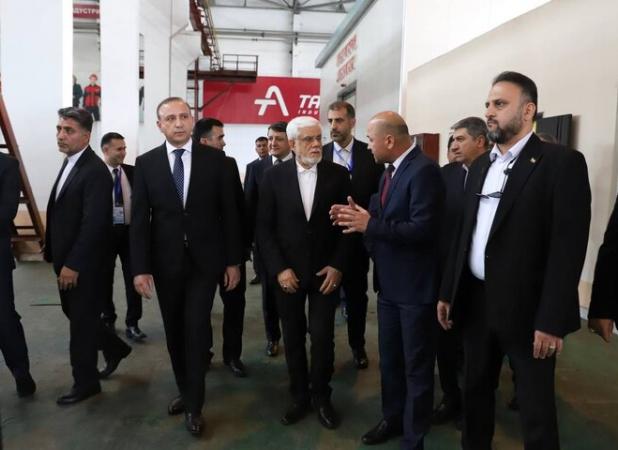 بازدید عارف از یک مجموعه صنعتی در دوشنبه