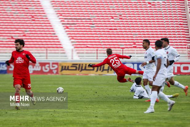 برد تراکتور مقابل سپاهان در نیمه اول