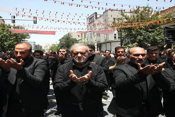 حضور پزشکیان برای اقامه نماز ظهر عاشورا در خیابان جمهوری تهران