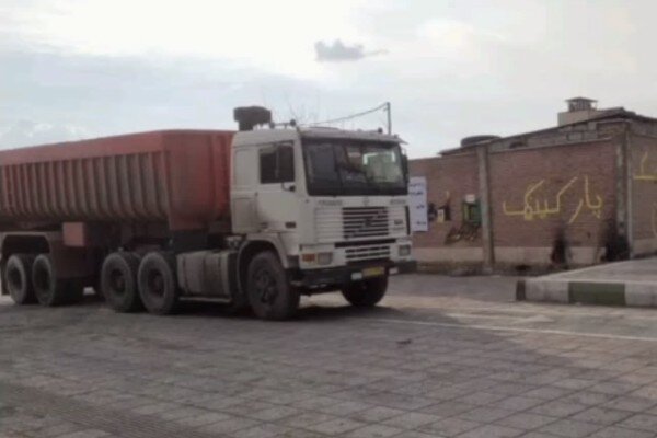 توقیف تریلی با راننده ۱۳ ساله در یزد!