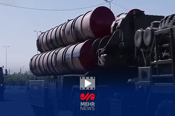 نمایش سامانه پدافندی S - ۳۰۰ در مراسم رژه روز ارتش