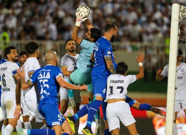 مدال قهرمانی استقلال بر گردن داور، سوژه ملوانی‌ها شد