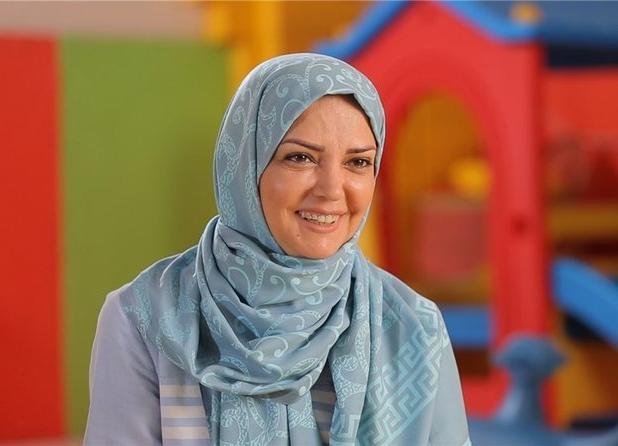 تیپ شاد مجری محبوب دهه ۶۰  در یک مراسم هنری