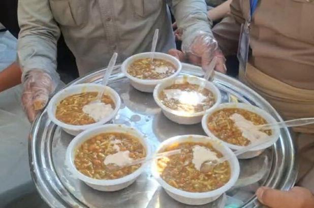 شیرینی وحدت در سنندج؛ توزیع آش و شله‌زرد در جشن امت احمد
