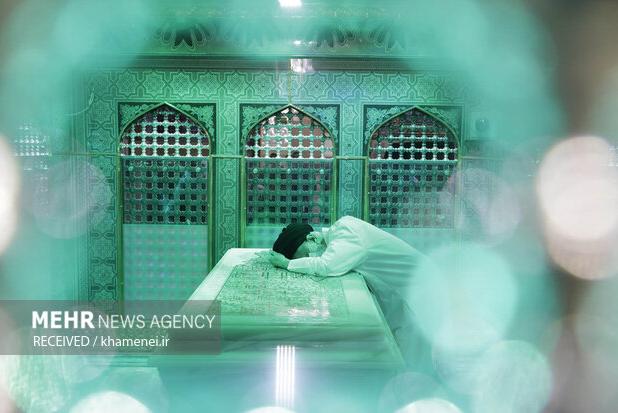تصاویر آرشیوی از حضور مقام معظم رهبری در آئین غبارروبی حرم امام رضا(ع)