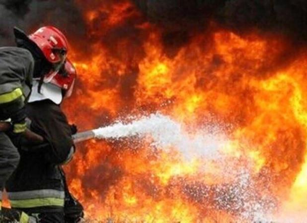 آتش سوزی کارگاه مبل سازی در آزادراه کرج تهران