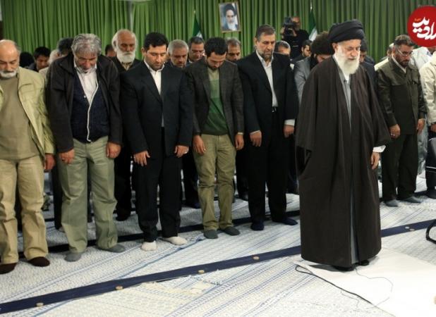 «یوزارسیف و یعقوب» در حال نماز خواندن پشت سر «رهبر انقلاب» در بیت رهبری