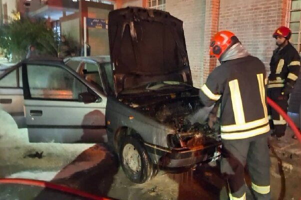 آتش‌سوزی پژو ۴۰۵ در بندرعباس با اقدام سریع آتش‌نشانان مهار شد