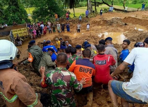 ۲ کشته و ۲۱ مفقود پس از رانش زمین در جاوه مرکزی اندونزی