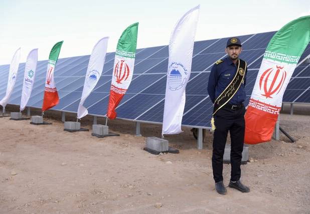 وزیر صمت فاز اول بزرگترین نیروگاه خورشیدی استان یزد را افتتاح کرد