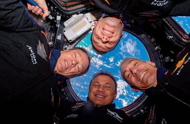 فضانوردان می‌توانند با موبایل به ماه سفر کنند