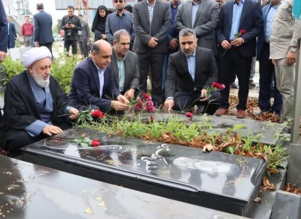 استاندار گیلان به مقام شامخ شهدای بندر آستارا ادای احترام کرد